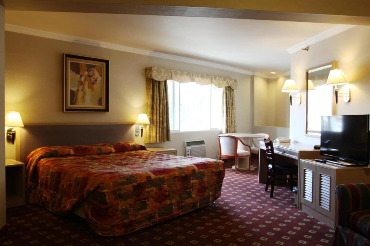 Metro Plaza Hotel